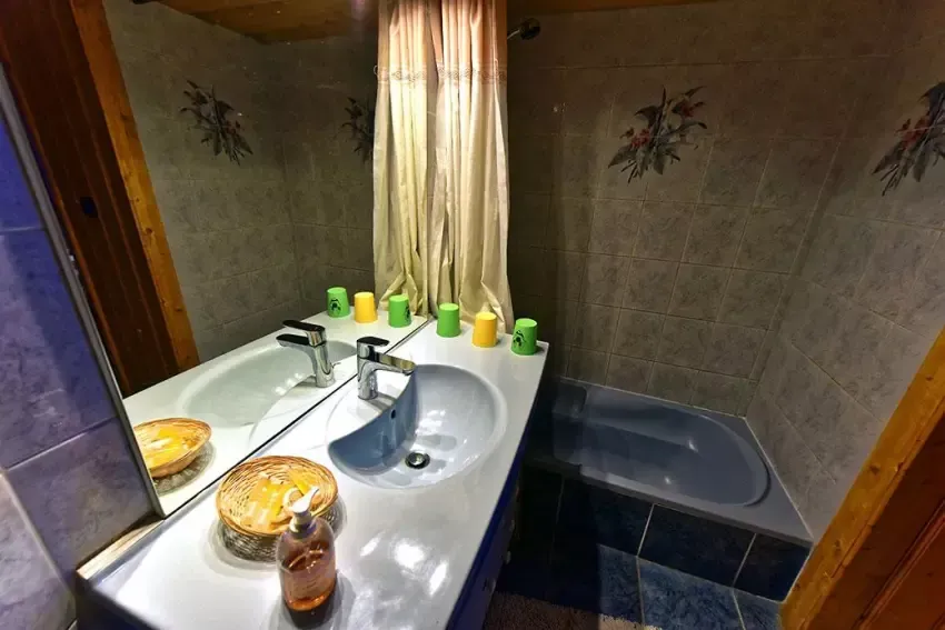 salle de bain chambre 4 personnes Chalet à l'Orée du boiwebp